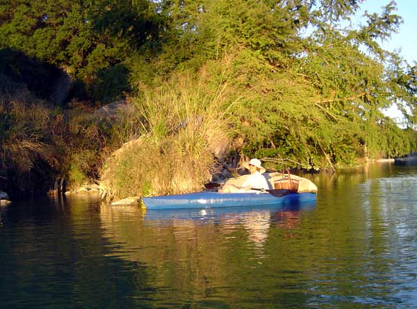 Annie kayaks up to our picnic spot