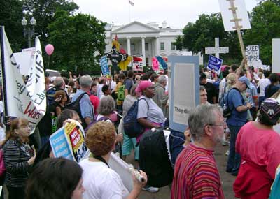 The march passes the Whitehouse.